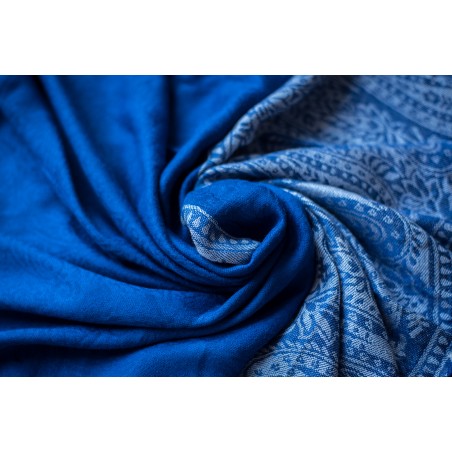 Foulard bleu avec motifs blancs et franges