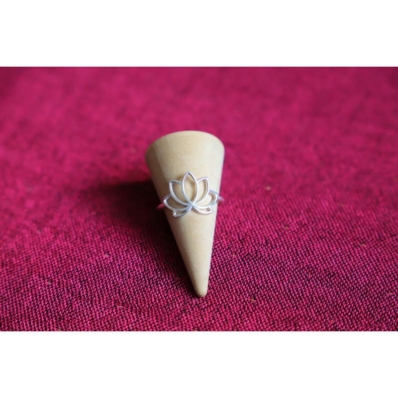 Bague en argent avec lotus