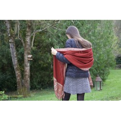 foulard rouge et crème
