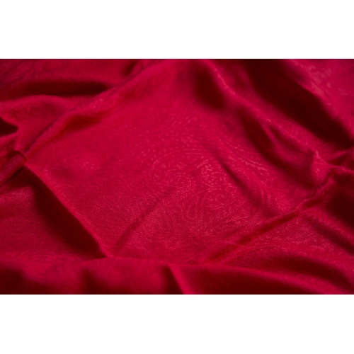 Foulard rouge avec motifs et franges