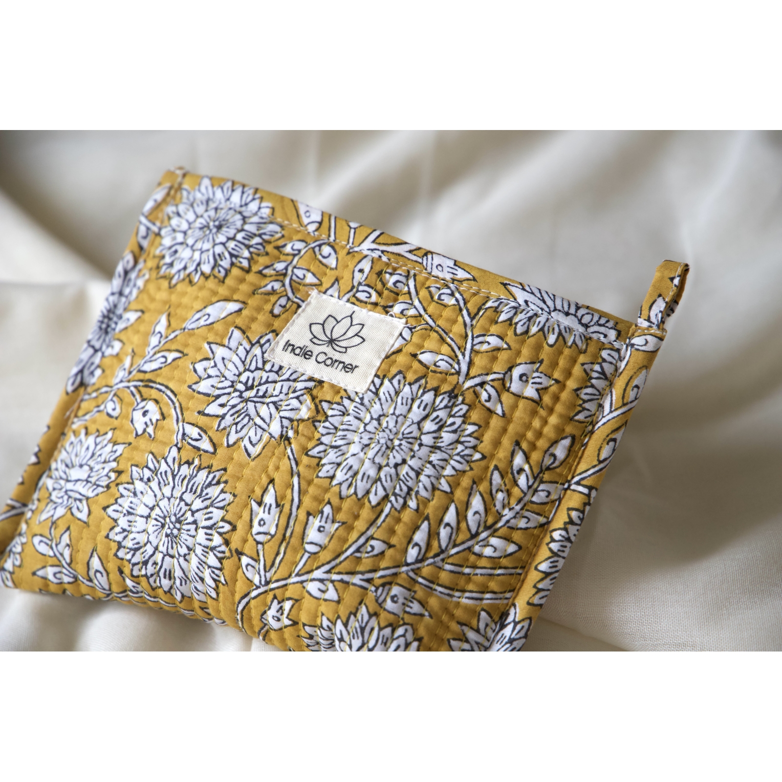 Pochette en coton matelassé moutarde