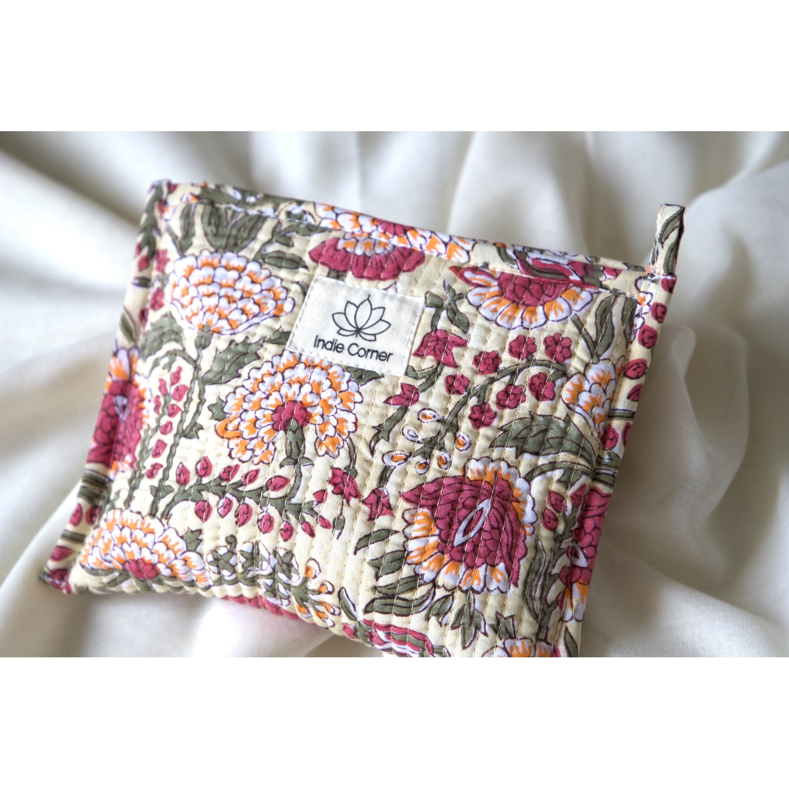 Pochette en coton matelassé beige fleurs rose