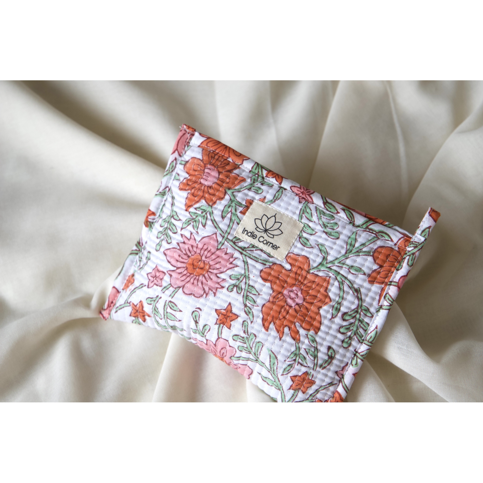 Pochette en coton matelassé fleuris orange et rose