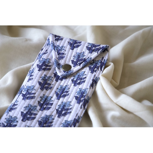 Etui à lunette en coton matelassé blanc petites fleurs bleues