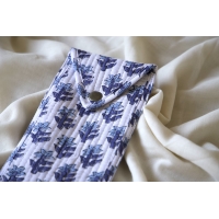 Etui à lunette en coton matelassé blanc petites fleurs bleues