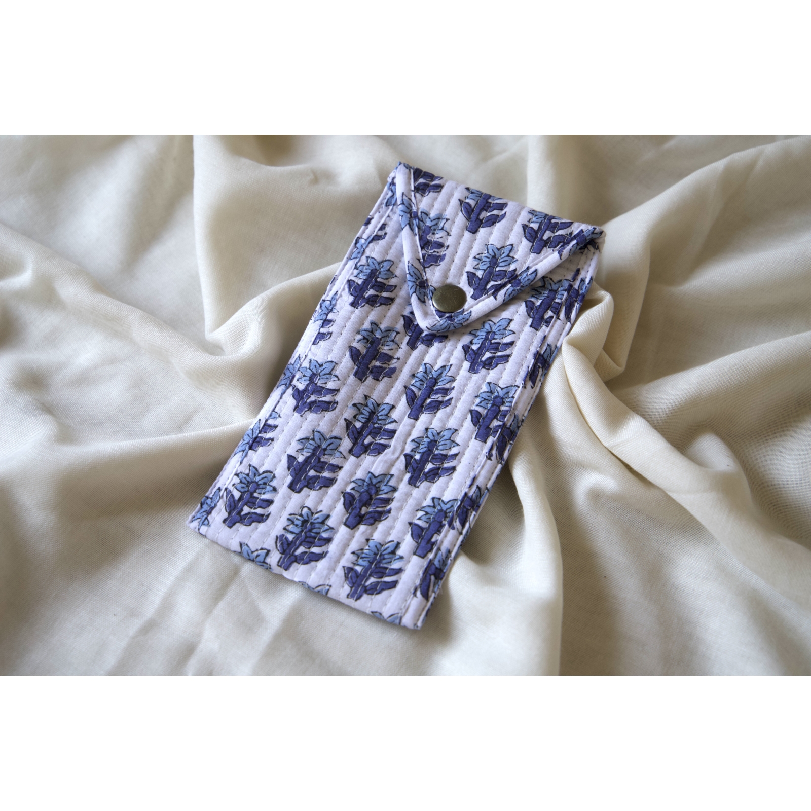 Etui à lunette en coton matelassé blanc petites fleurs bleues