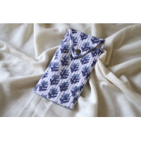 Etui à lunette en coton matelassé blanc petites fleurs bleues