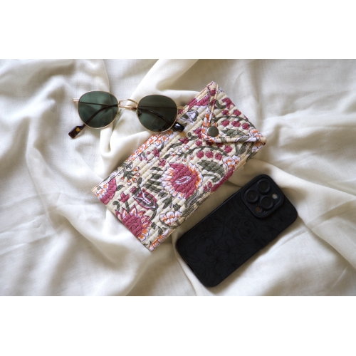 Etui à lunette en coton matelassé beige fleurs roses