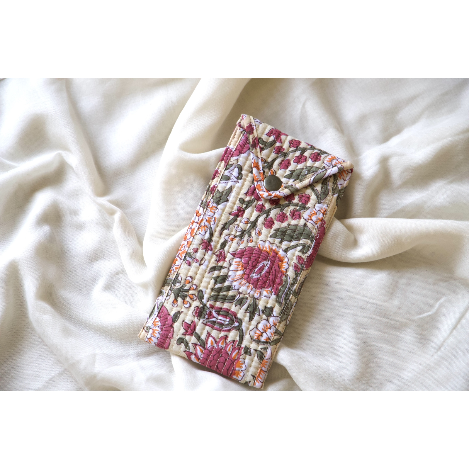 Etui à lunette en coton matelassé beige fleurs roses