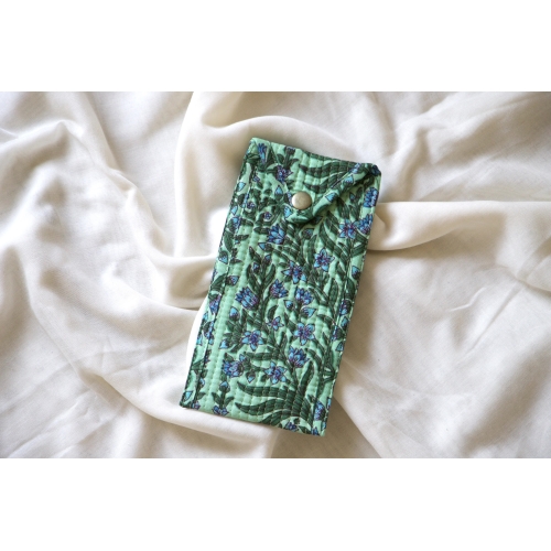 Etui à lunette en coton matelassé vert fleurs bleues