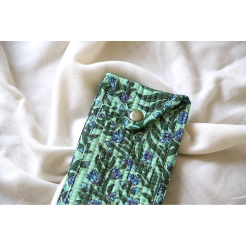 Etui à lunette en coton matelassé vert fleurs bleues