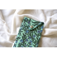 Etui à lunette en coton matelassé vert fleurs bleues