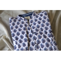 Veste matelassée blanche fleurs bleues