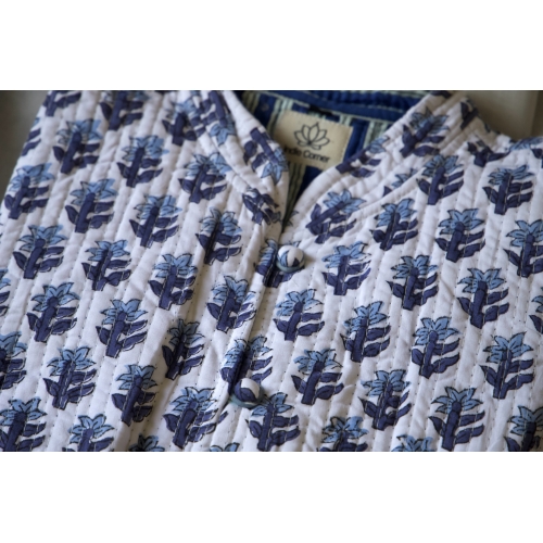 Veste matelassée blanche fleurs bleues