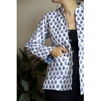 Veste matelassée blanche fleurs bleues
