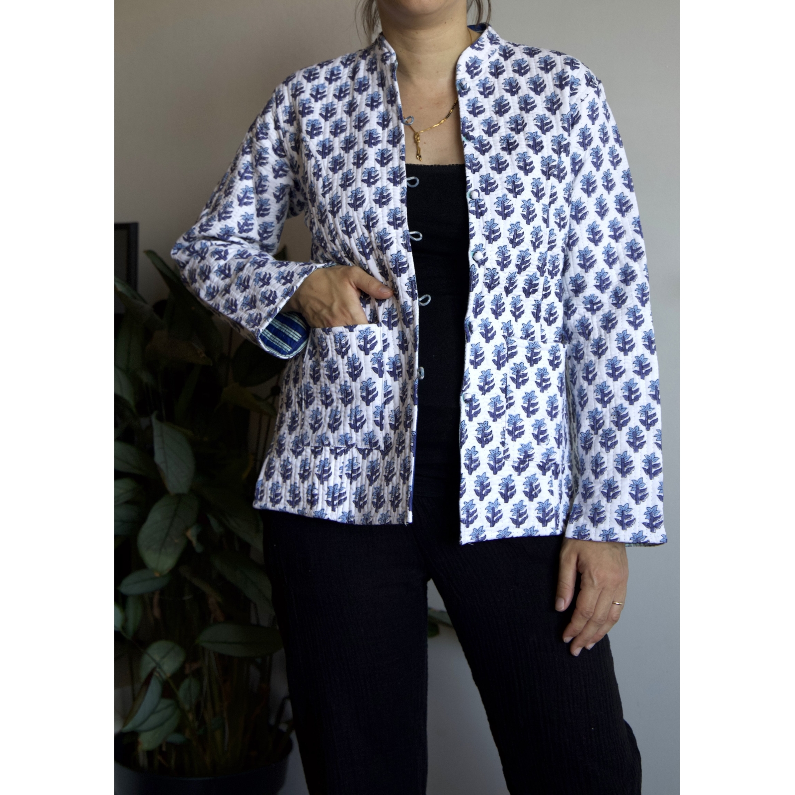 Veste matelassé blanche fleurs bleues